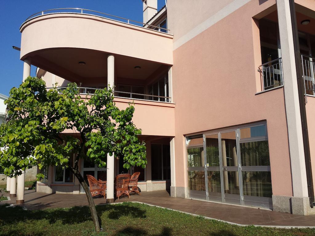 Apartments Seafront Villa Pula Exterior photo