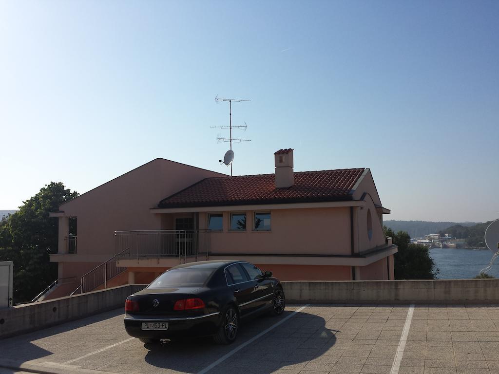 Apartments Seafront Villa Pula Exterior photo